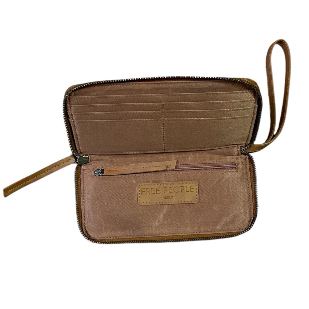 Free People Wristlet Wallet Clutch Camel Brown Vegan Leather Zip Closure NWOT - Picture 2 of 7